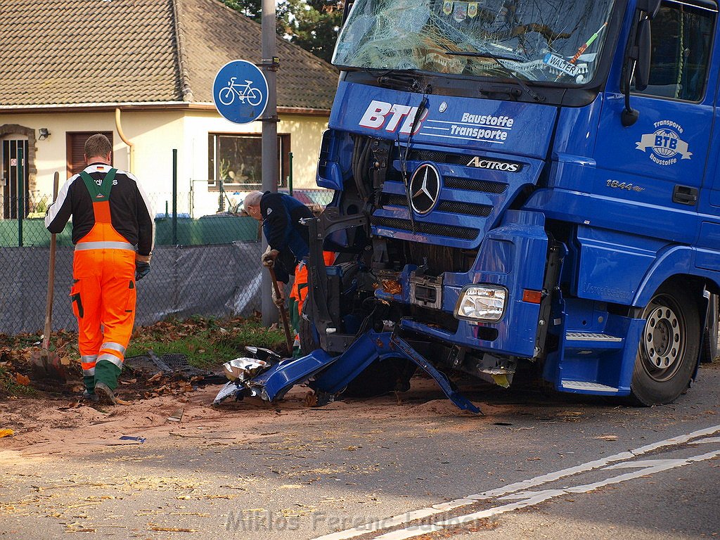 VU LKW gegen Baum Koeln Merheim Olpenerstr P336.JPG